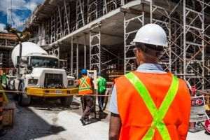 Fenomenul „muncii la gri” ia amploare în Buzău, în special în construcţii şi comerţ